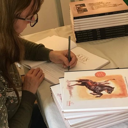 Valérie Mangin signant les exemplaires